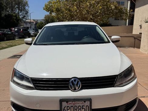 Used 2011 Volkswagen Jetta SE FWD image 2