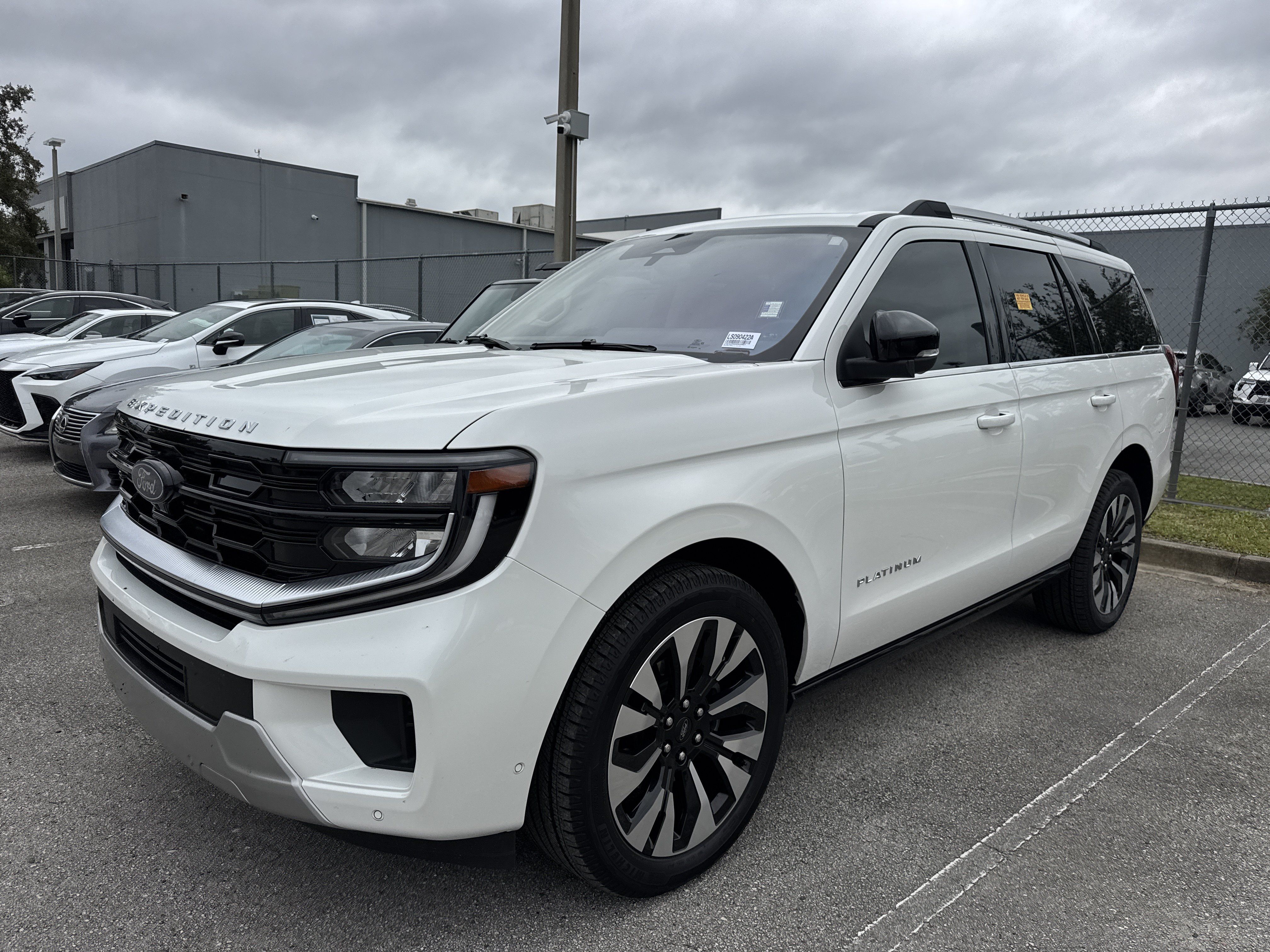 Used 2025 Ford Expedition Platinum w/ Driver's Package AWD/4WD image 4