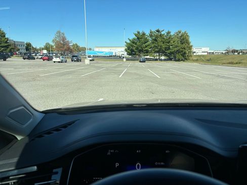 Used 2025 Volkswagen Jetta SE image 33