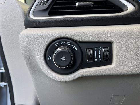 Used 2024 Chrysler Pacifica Touring-L FWD image 21