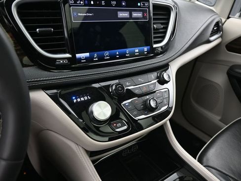 Used 2023 Chrysler Pacifica Limited FWD image 33