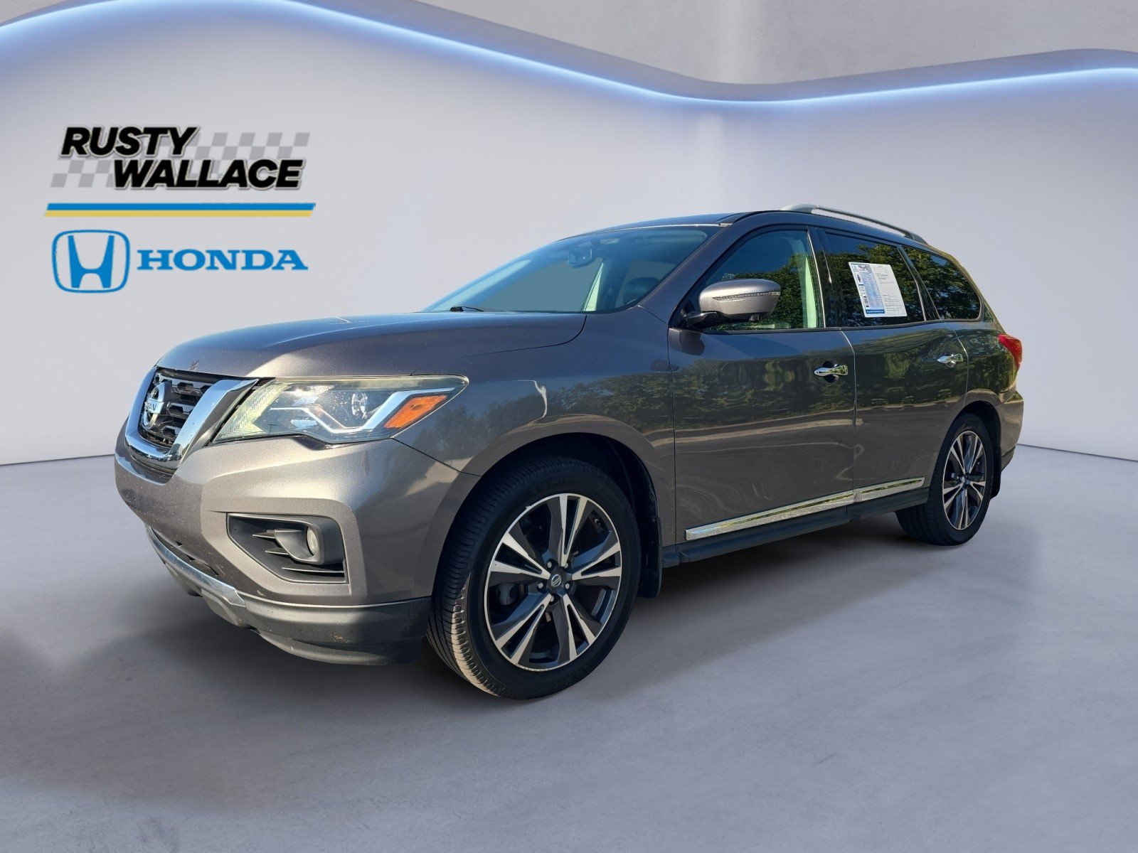 Used 2017 Nissan Pathfinder Platinum FWD image 1