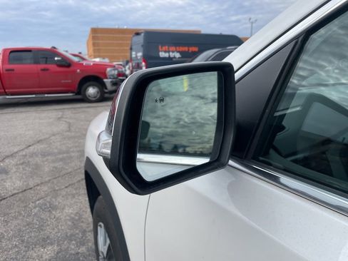 Used 2023 GMC Acadia SLT w/ Technology Package image 13