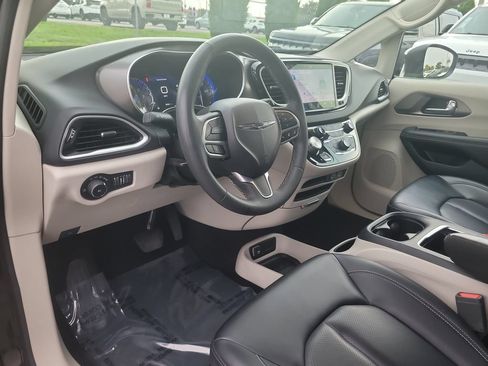 Used 2023 Chrysler Pacifica Touring-L FWD image 19