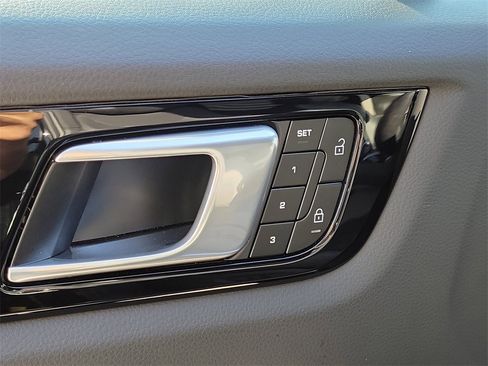 Certified 2023 Porsche Cayenne S Platinum image 25