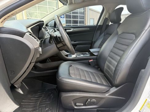 Used 2017 Ford Fusion SE w/ Equipment Group 201A FWD image 12