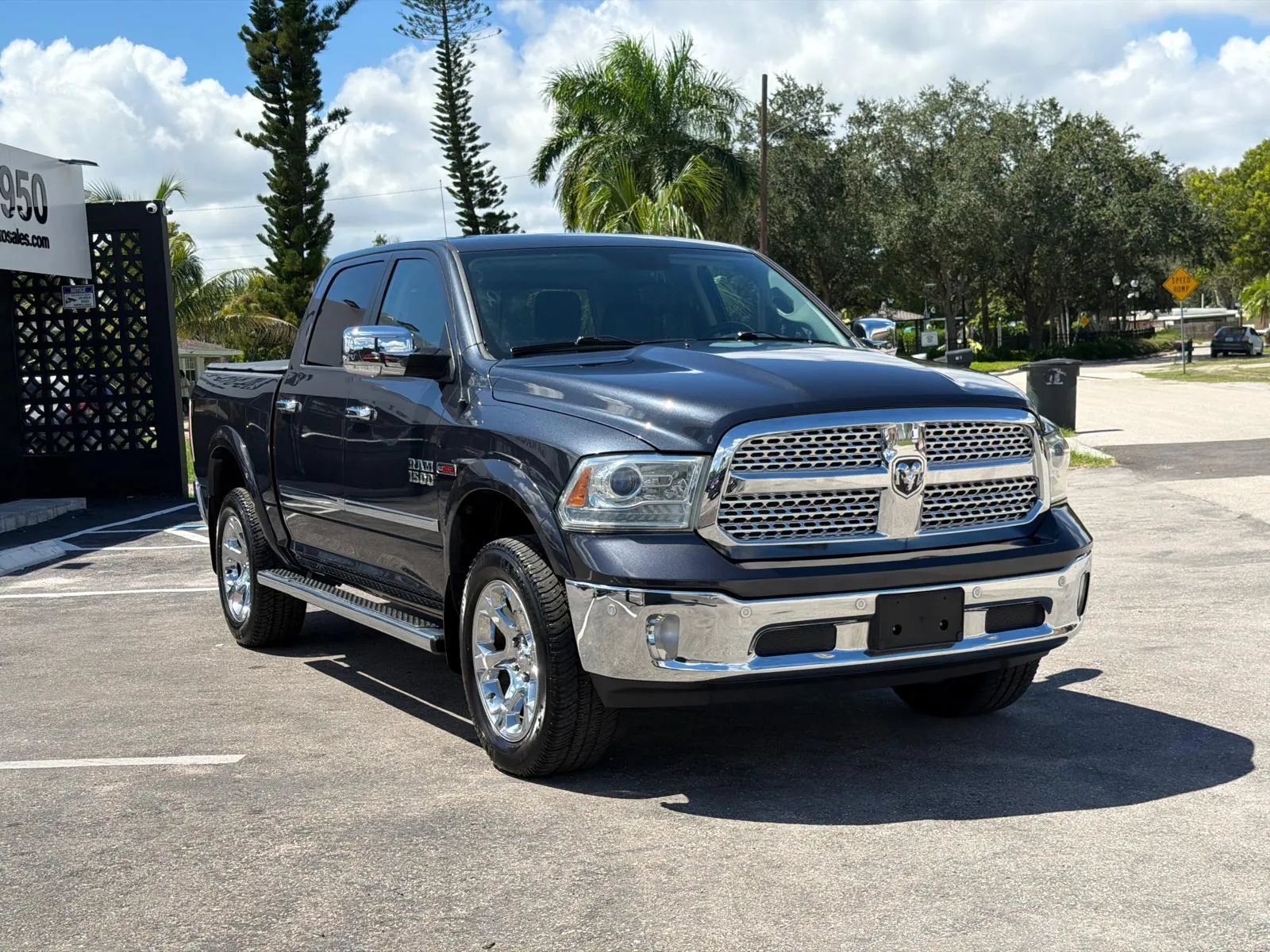 Used 2016 RAM 1500 Laramie w/ Convenience Group AWD/4WD image 3