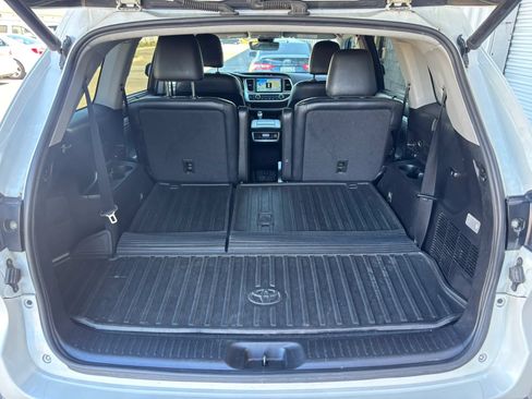 Used 2019 Toyota Highlander XLE AWD/4WD image 23