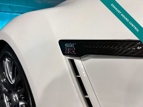 Used 2017 Nissan GT-R Premium image 11