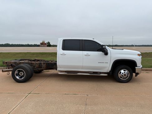Used 2023 Chevrolet Silverado 3500 LT w/ Convenience Package image 2