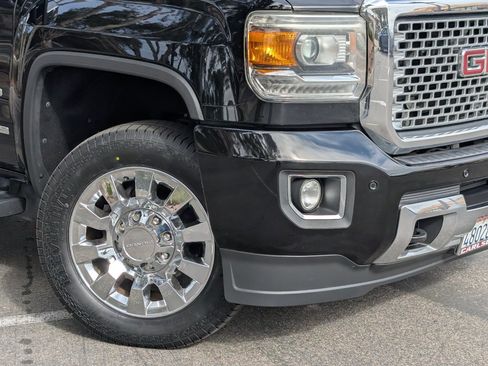 Used 2016 GMC Sierra 2500 Denali w/ Duramax Plus Package AWD/4WD image 10
