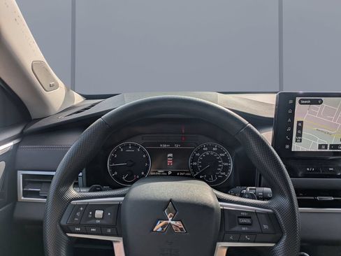 Used 2025 Mitsubishi Outlander ES FWD image 28