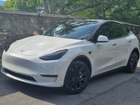 Used 2024 Tesla Model Y Long Range AWD/4WD image 2