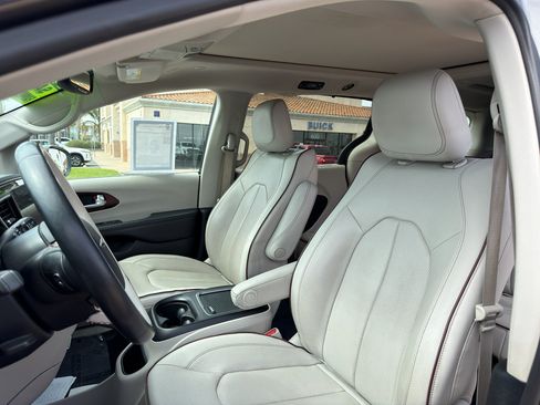 Used 2020 Chrysler Pacifica Limited w/ Advanced Safetytec Group FWD image 9