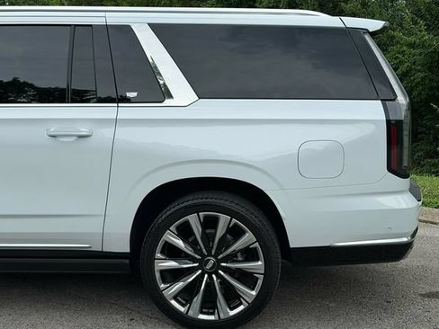 Used 2026 Cadillac Escalade ESV Platinum Luxury AWD/4WD image 5