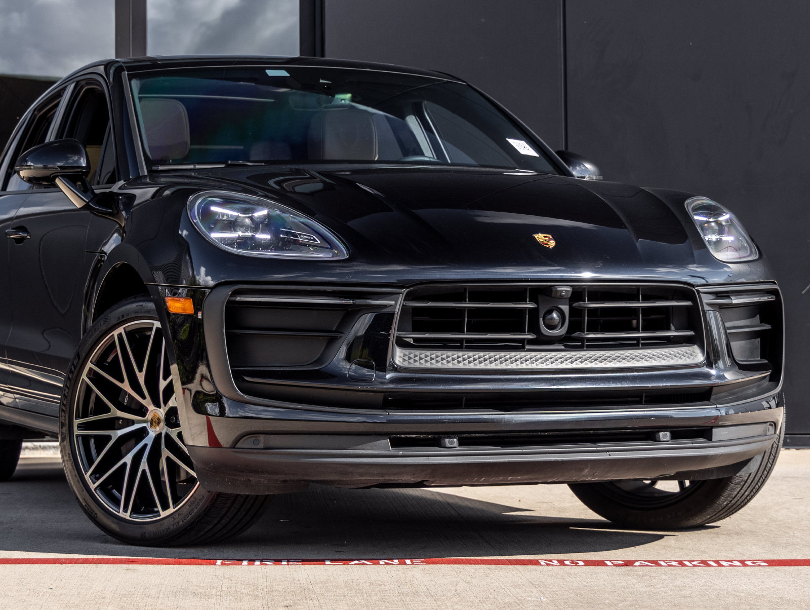 Certified 2024 Porsche Macan AWD/4WD image 9