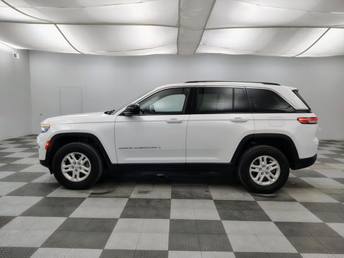 Used 2023 Jeep Grand Cherokee Laredo AWD/4WD image 7