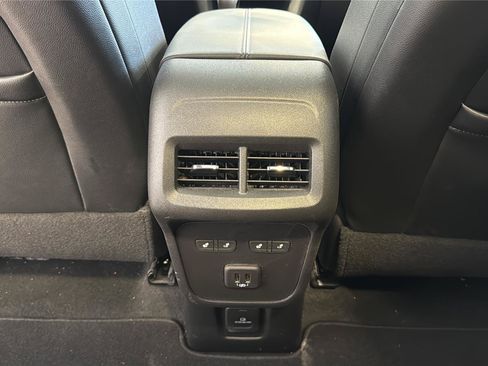 Used 2023 Chevrolet Equinox Premier AWD/4WD image 28