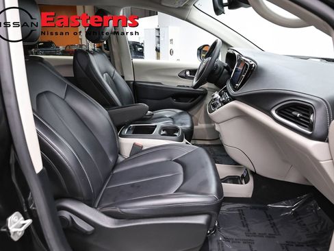 Used 2023 Chrysler Pacifica Touring-L FWD image 23