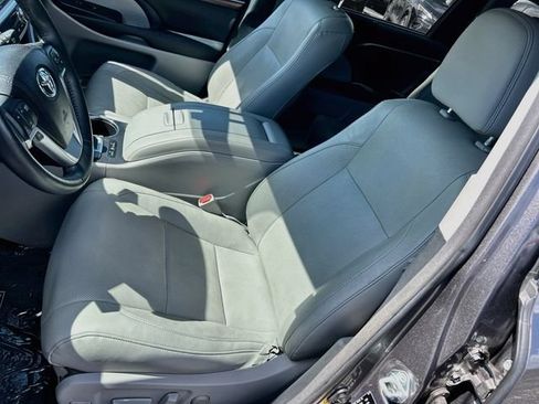 Used 2016 Toyota Highlander Limited Platinum FWD image 17