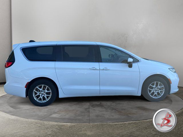 Used 2023 Chrysler Pacifica Touring-L FWD image 8