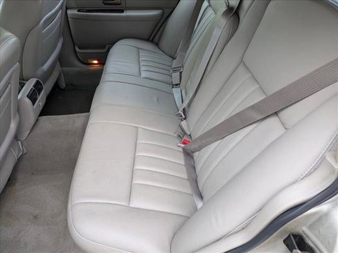 Used 2005 Lincoln Town Car Signature RWD image 16