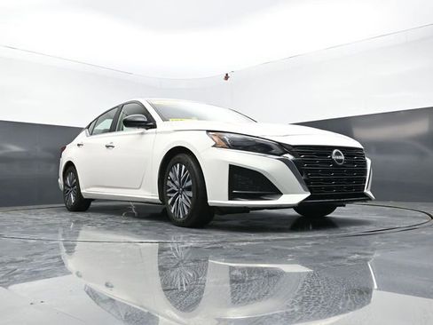 Used 2025 Nissan Altima 2.5 SV FWD image 39