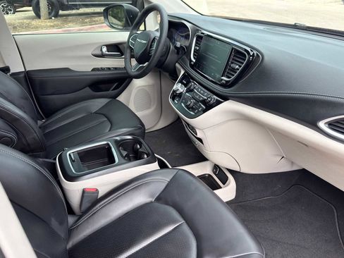 Used 2023 Chrysler Pacifica Touring-L FWD image 26