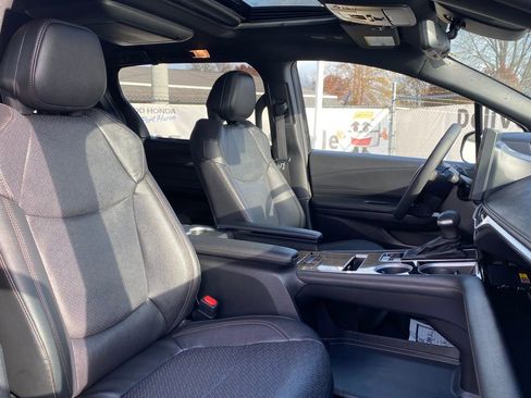 Used 2025 Toyota Sienna Platinum image 19