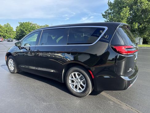 Used 2025 Chrysler Pacifica Select FWD image 3