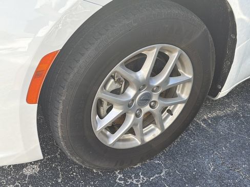 Used 2024 Chrysler Pacifica Touring-L FWD image 9