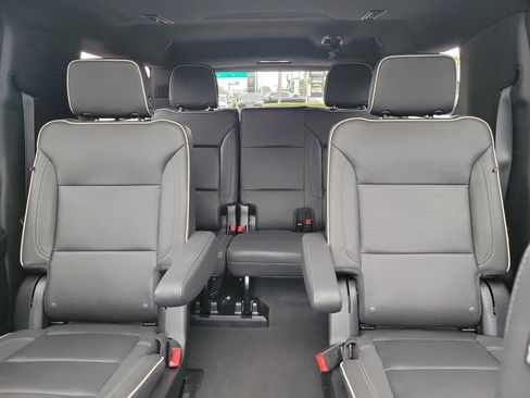 Used 2023 GMC Yukon XL SLT w/ SLT Premium Package AWD/4WD image 16