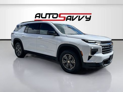 Used 2025 Chevrolet Traverse LT w/ Driver Confidence Package AWD/4WD image 1