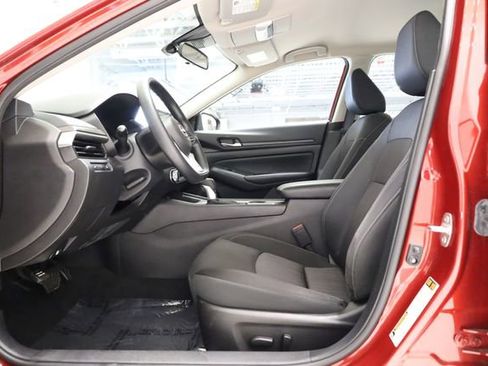 Used 2025 Nissan Altima 2.5 SV FWD image 12