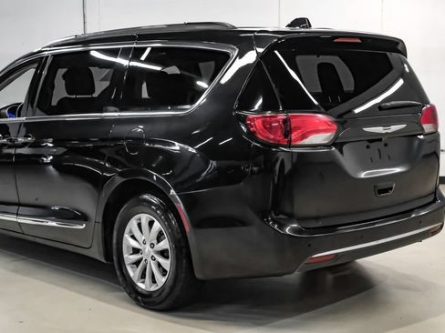 Used 2017 Chrysler Pacifica Touring-L FWD image 13