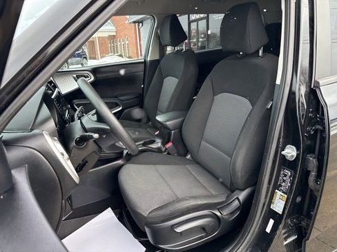 Used 2022 Kia Soul LX image 2