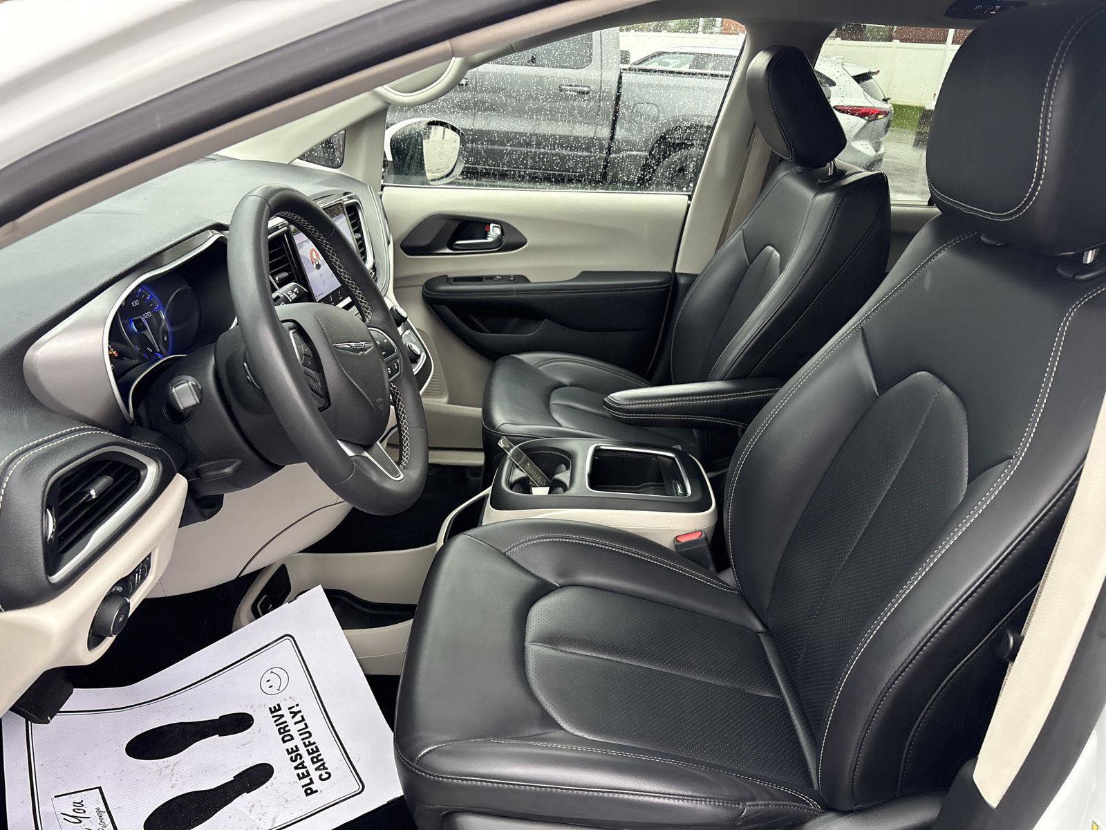 Used 2023 Chrysler Pacifica Touring-L FWD image 9