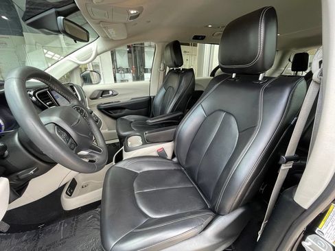 Used 2023 Chrysler Pacifica Touring-L FWD image 23