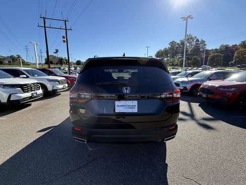 New 2025 Honda Pilot Sport image 9