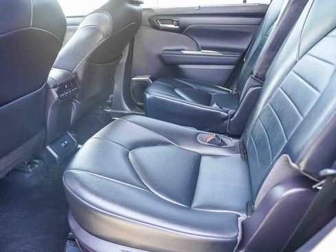 Used 2021 Toyota Highlander XLE image 19