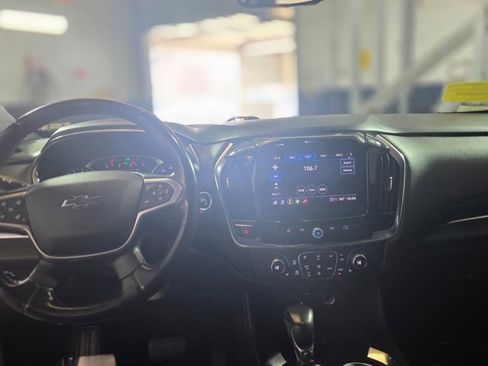 Used 2022 Chevrolet Traverse LT w/ Midnight/Sport Edition image 13