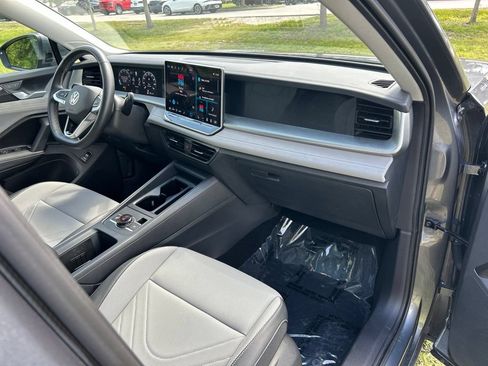 Certified 2025 Volkswagen Tiguan SE w/ Panoramic Sunroof Package AWD/4WD image 44