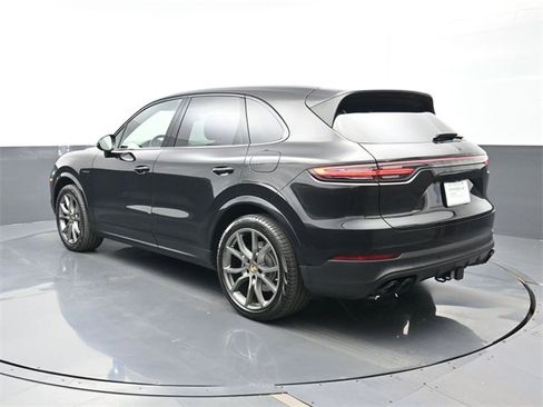 Used 2023 Porsche Cayenne Platinum Edition image 3