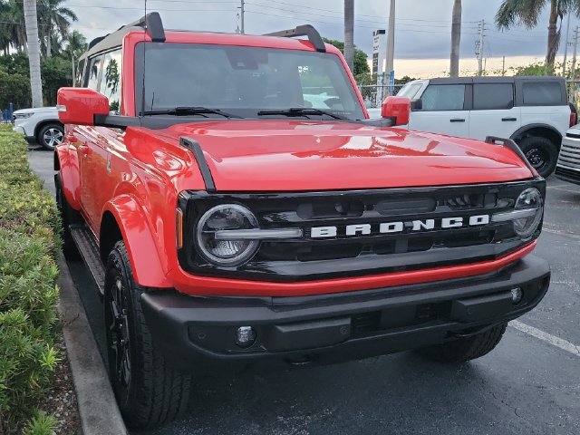 Used 2023 Ford Bronco Outer Banks AWD/4WD image 2