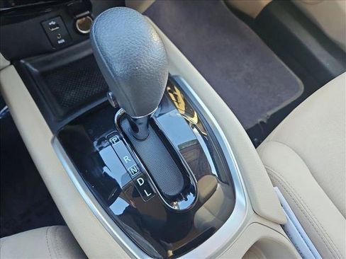 Used 2016 Nissan Rogue SV w/ SV Premium Package image 12