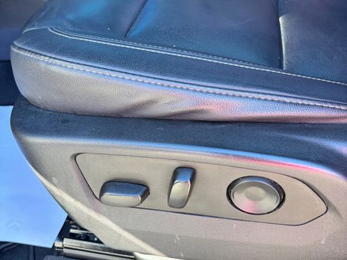 Used 2022 Chevrolet Suburban Z71 w/ Luxury Package image 17