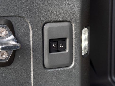 New 2025 Land Rover Defender 110 X-Dynamic SE image 31