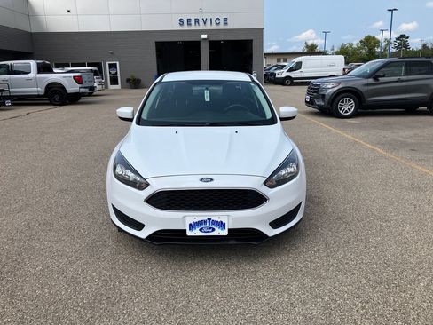 Used 2018 Ford Focus SE FWD image 2