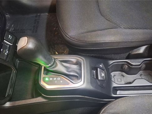 Used 2018 Jeep Renegade Altitude w/ Popular Equipment Group FWD image 19