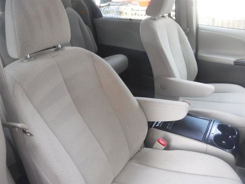 Used 2012 Toyota Sienna LE image 21